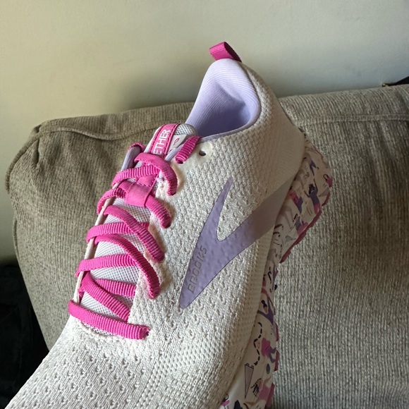 Brooks White and Pink Athletic Shoes with Speckled Midsole - Picture 5 of 10